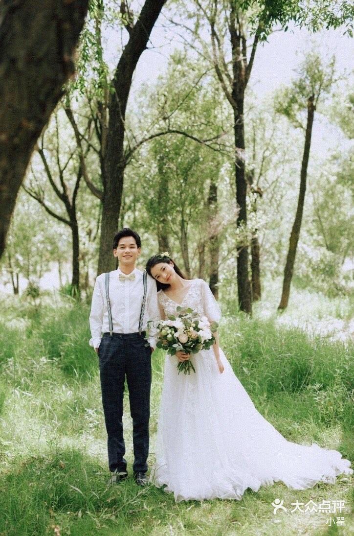 我们提前2天来选的服装,拍摄当天8点就来了,老公喜欢外景,我们拍了4