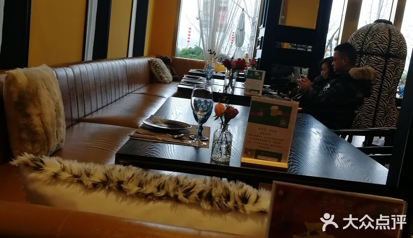 爱吃他们家香肠，配酸黄瓜，爽口