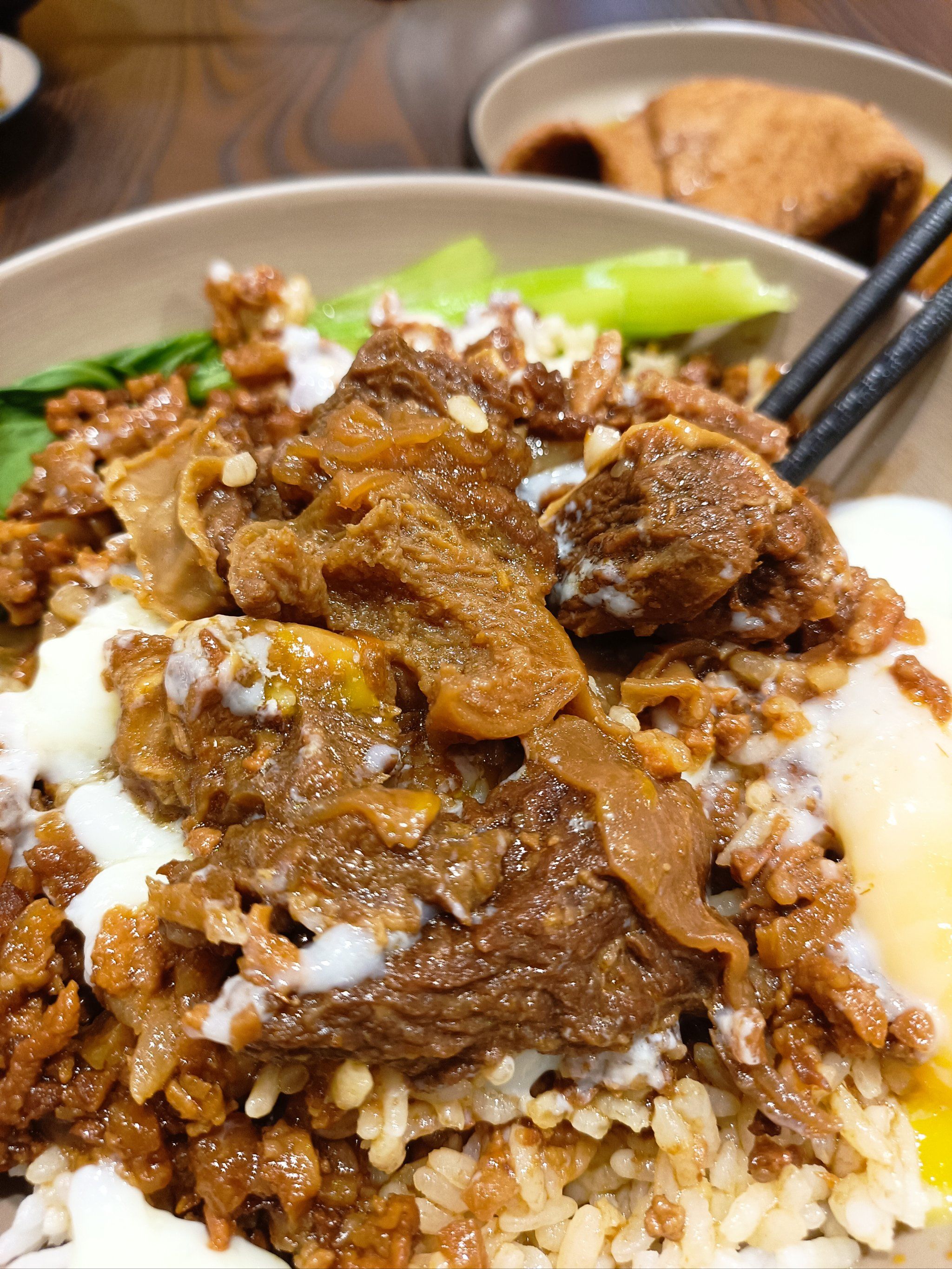 肉量感人的牛腩卤肉双拼饭