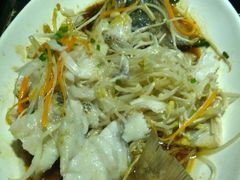 鲈鱼，只有表面一点鱼片下面都是豆芽-刘胖子家常菜·蹄花焖藕(兴业店)