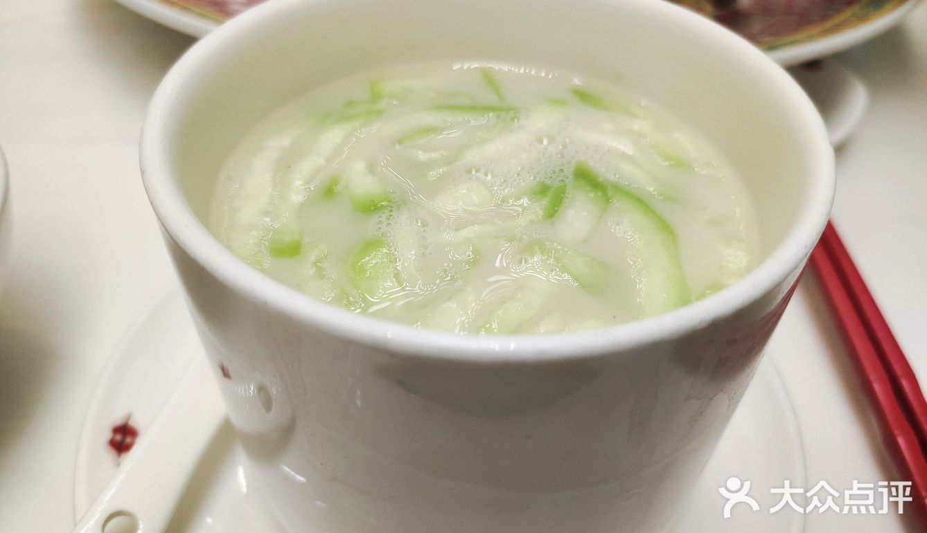我们终于等到了机会得偿所愿。店面在广场中非常显眼
