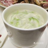 我们终于等到了机会得偿所愿。店面在广场中非常显眼
