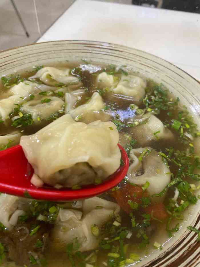 杨记羊肉酸汤馄饨-"据说这是一家老店开了很多年的羊肉馄饨店.