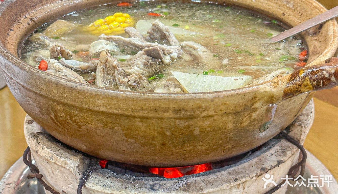 实实在在的西北羊肋排，份量足，羊肉炖的软嫩鲜香没有膻味