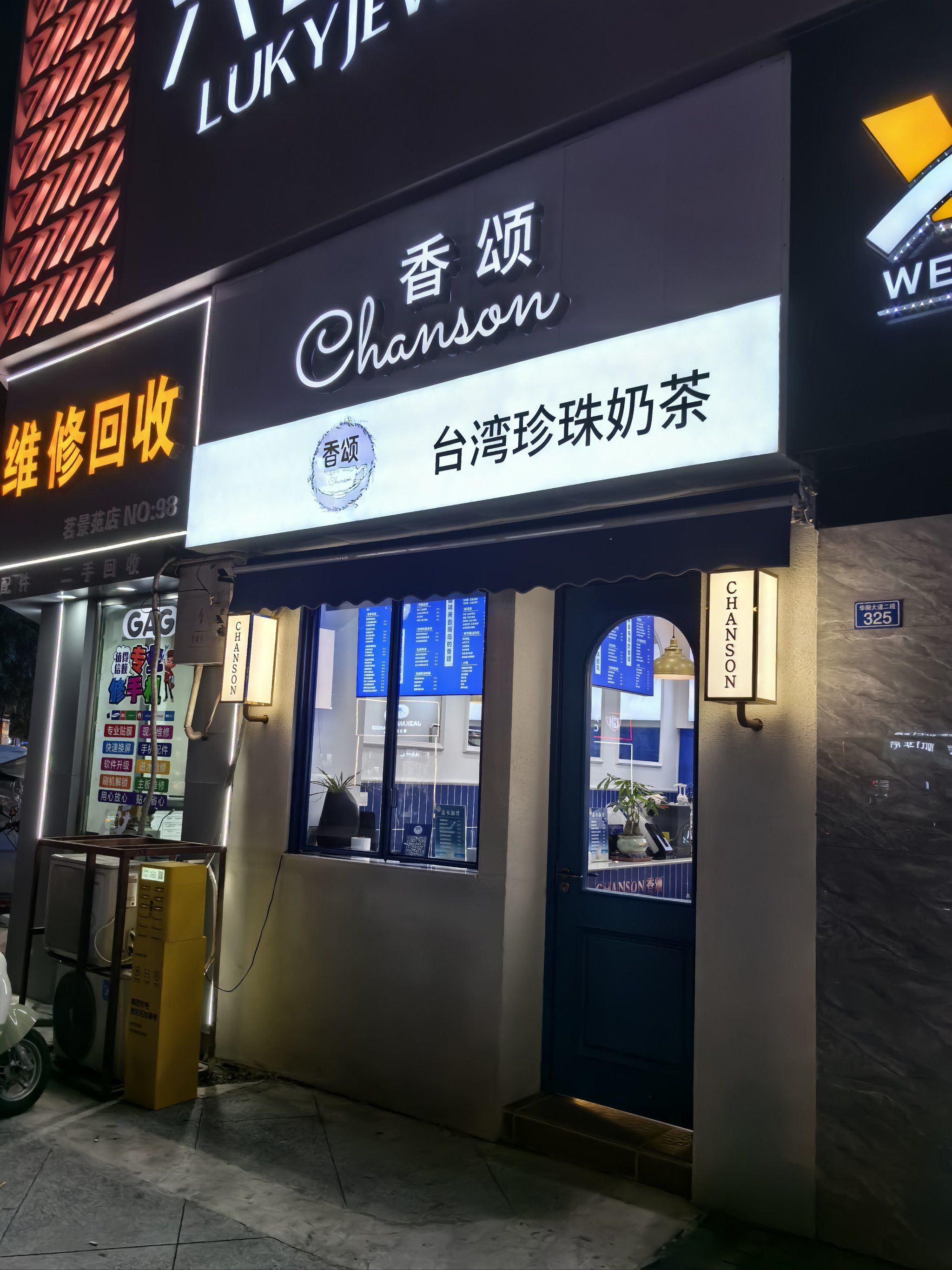 n可以看出老板对自己的饮品是很自信的,开放式的制作,原材料全部