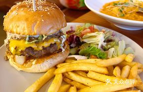 Almond Sauce Beef Cheese Burger