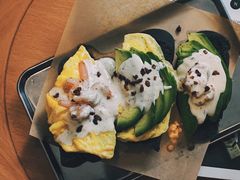 牛油果鸡蛋拼竹炭包-A30 BISTRO