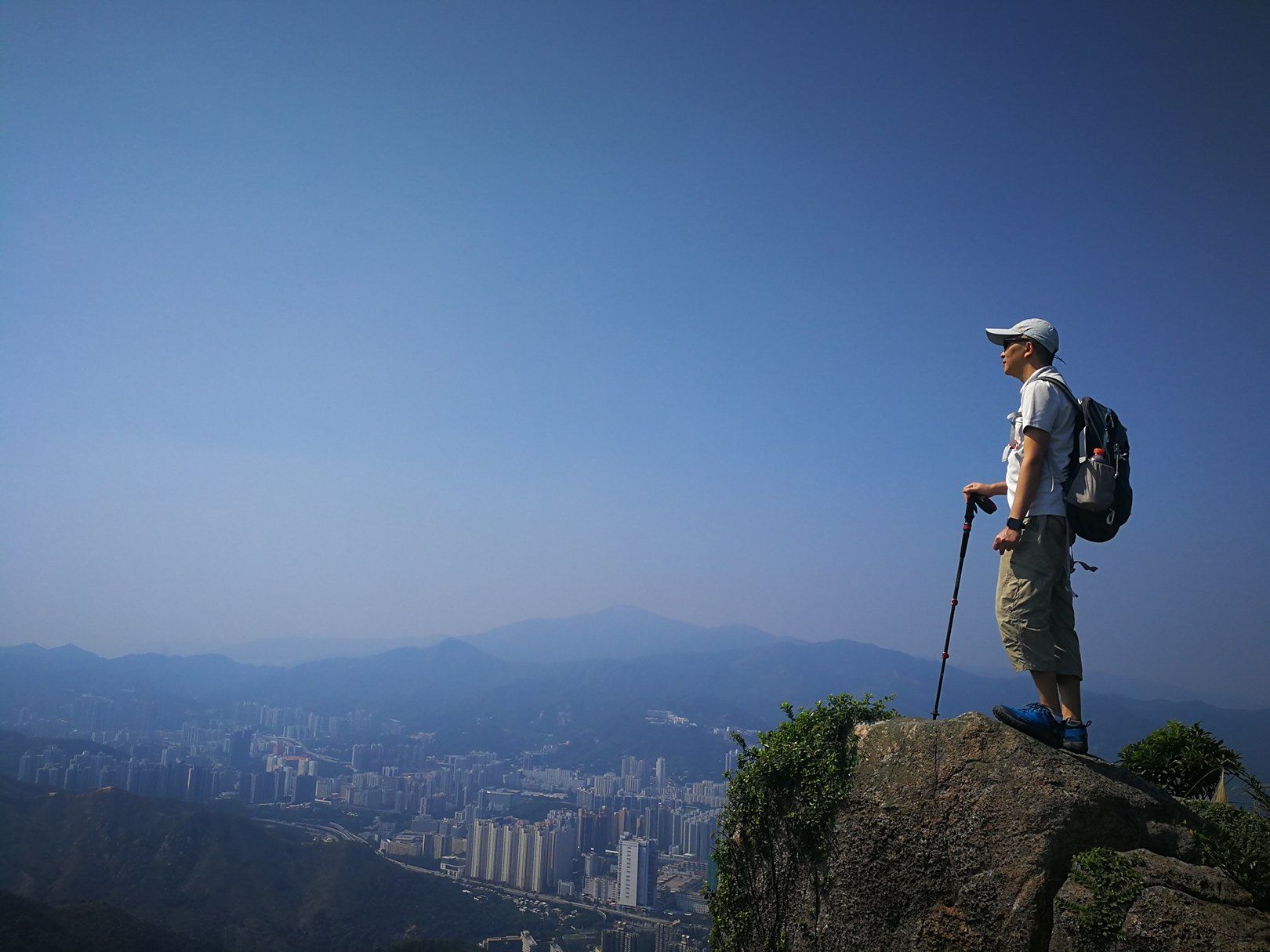 山巅远眺的风景