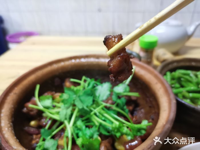 海口滨海新村143号海南老字号炒菜店腊肠排骨煲图片