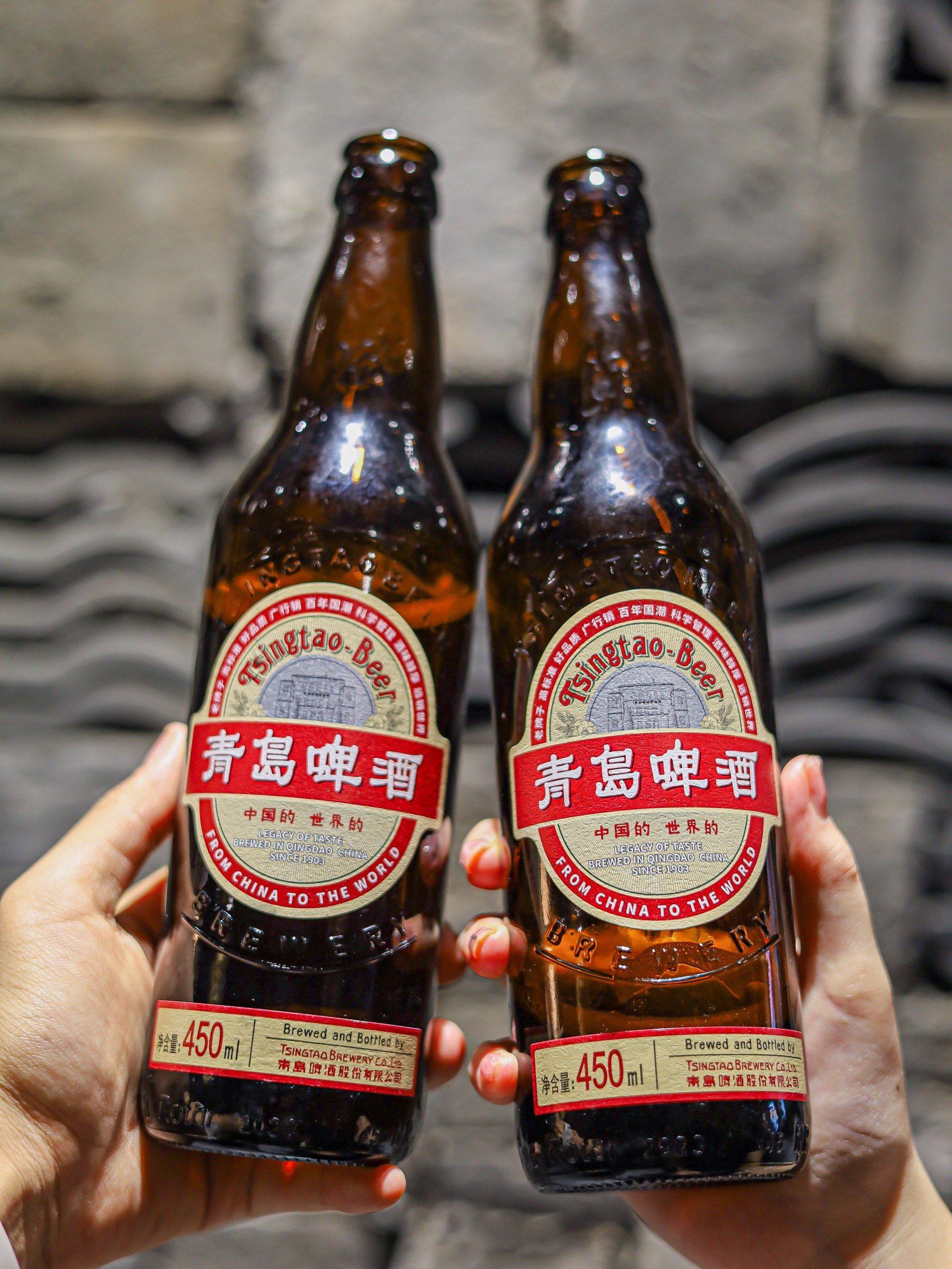 小酌时刻,来杯青岛啤酒百年国潮