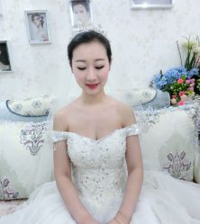 -红馆妆造(中央大街店)