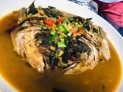 特色红烧鱼头-国生茶庄·地道农家菜团建活动