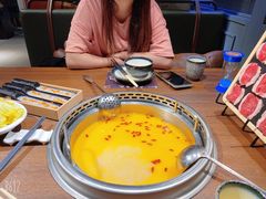 浓郁酸辣金汤-快乐小羊·内蒙牛羊肉火锅(流花中心店)