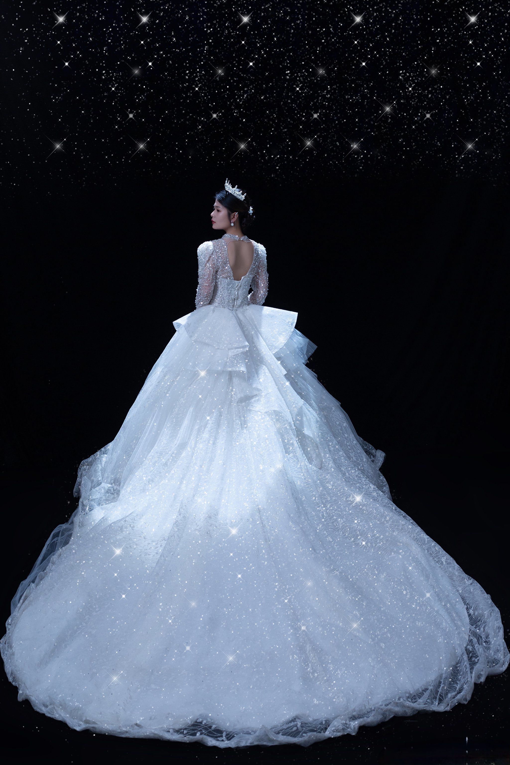 高级到99丁达尔效应光影婚纱照 美到心坎
极简风婚纱照的背景前