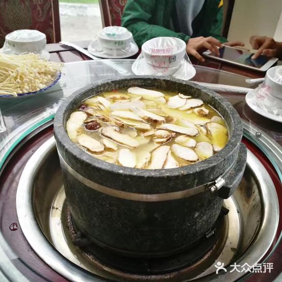 鲁朗何大妈特色石锅