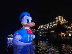迪士尼小镇的巨大鸭鸭-上海迪士尼度假区