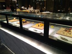 面包甜点陈列柜-JW万豪厨房餐厅·滨海草坪烧烤·海鲜·海景(三亚绿发山海天JW万豪酒店)