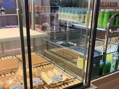 面包甜点陈列柜-顶东面包花园·生日蛋糕(世博店)