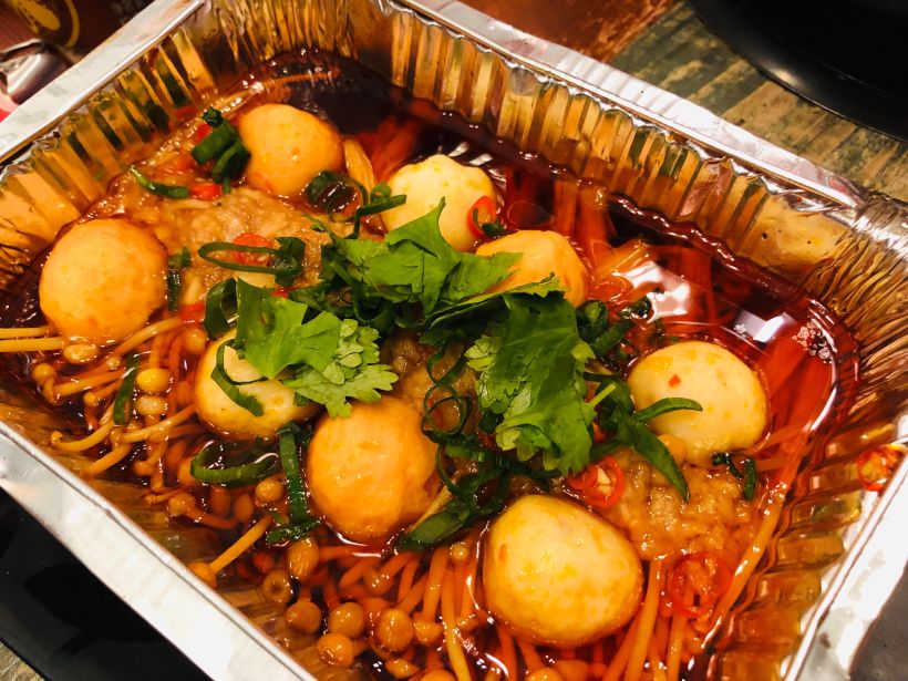 锡纸金针菇18元一份 就是喜欢吃甜口的很好吃 他家很特别在上面有丸子