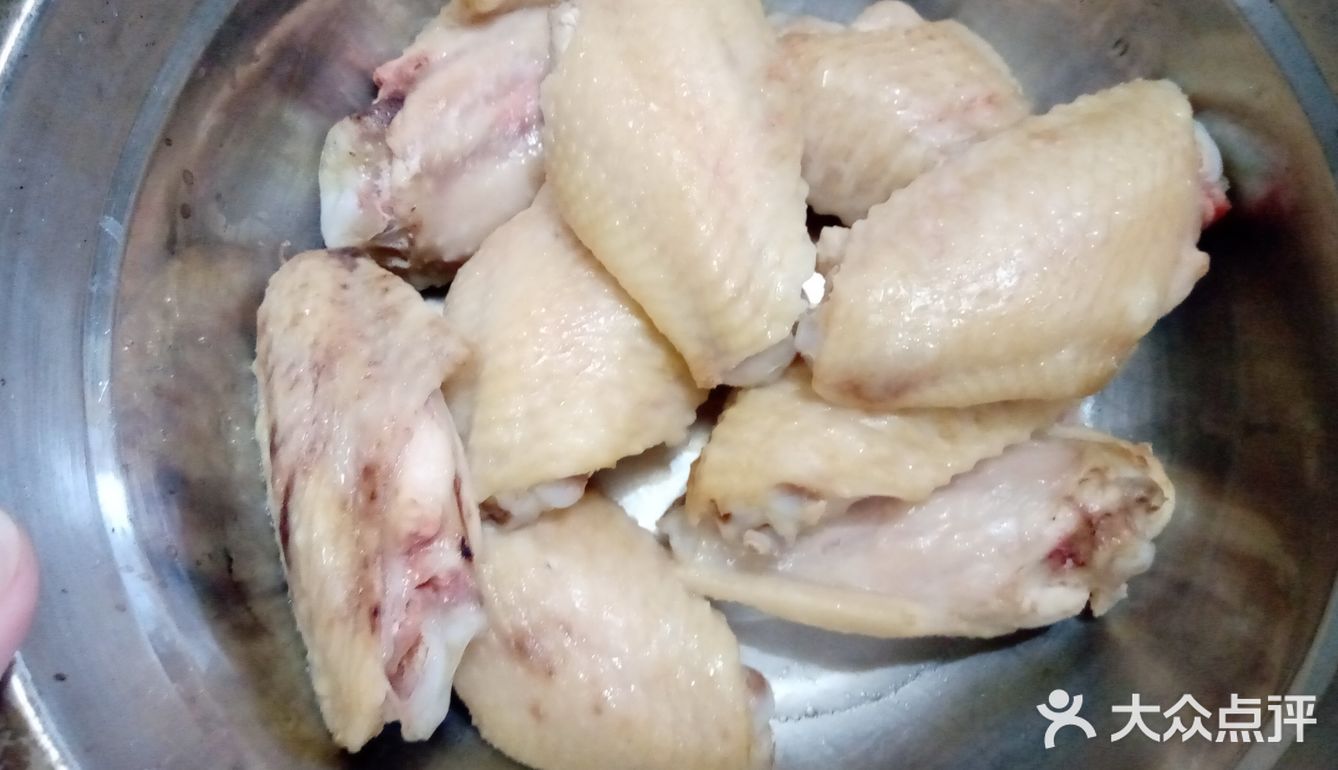鸡翅中洗净焯水后，油锅热了下葱姜爆香