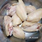 鸡翅中洗净焯水后，油锅热了下葱姜爆香