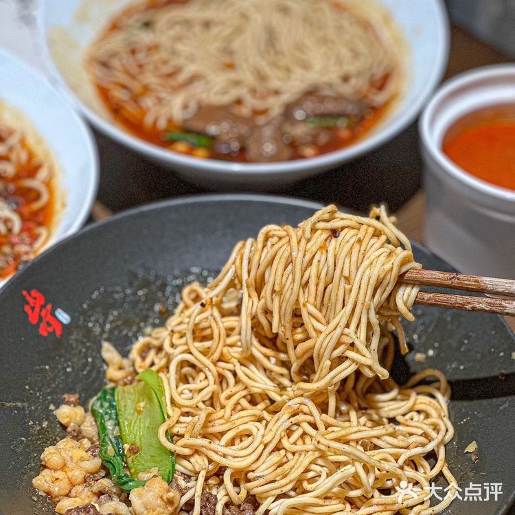 论江湖气息还得是这一口重庆小面啊！🍜