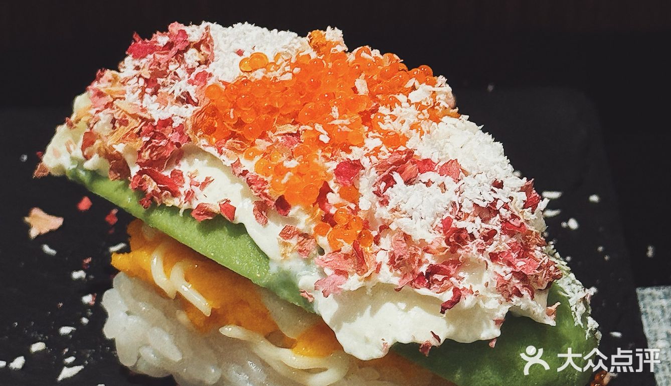 咬一口的寿司幸福