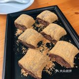 加点儿蒜泥、小葱、小米椒、香菜，我喜欢韭花酱和酱豆腐