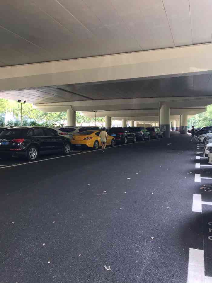虹桥公园-停车场-"这个停车场其实和南丰城停车场是一个停车场.