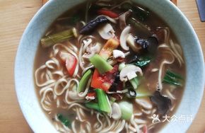 Sauce-Flavored Spare Ribs and Hand-Pulled Noodles