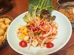 版纳青芒果舂虾仁-老滇山寨•云南特色菜•地方菜•民族风情歌舞表演(金碧店)