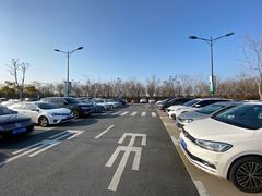 -奕欧来上海购物村停车场