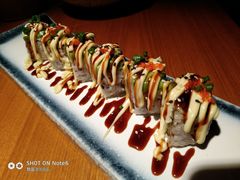 三文鱼牛油果花卷寿司-本寻烧肉酒场(双井店)