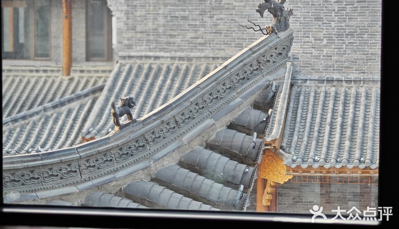 谢家村是唯一的饭店,有三层,二三两层都是包厢