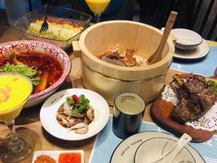 彩虹沙拉-临界音乐酒馆·小龙虾·江湖菜(华熙LIVE·鱼洞店)