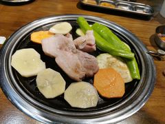 厚切猪肉-·缸桶屋·韩式牛肋条自助烤肉(西湖D11店)
