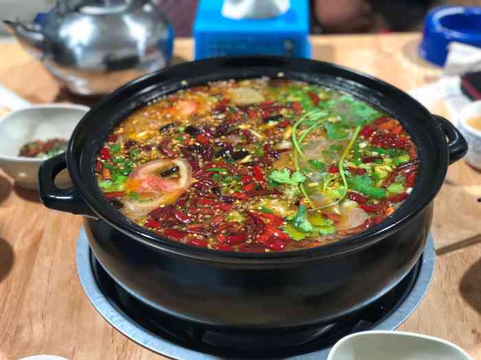 曲靖老三红豆酸菜猪脚-"朋友请客吃过一次,典型的云南菜还行.