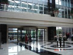 酒店大堂的门口-广州白云机场雅高铂尔曼大酒店