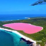 搭乘小型飞机,沿着海岸线飞行不远