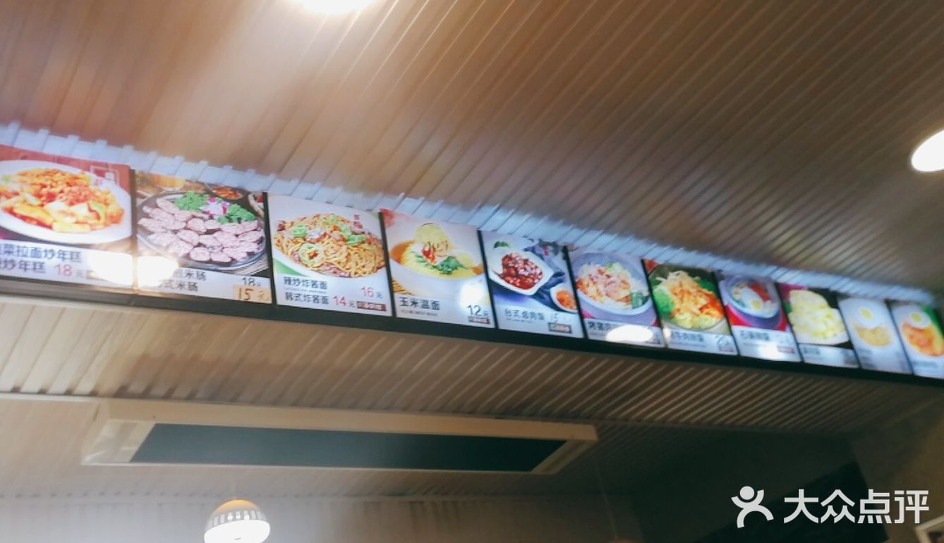 基本上都是爸爸妈妈带娃来吃，我娃最喜欢的是芝士玉米