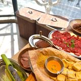 这天气坐在靠窗的位置还蛮舒服的。服务很好