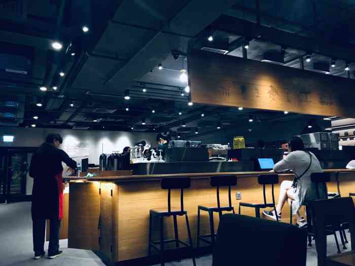 看到星巴克简直开心 店面很宽敞,找了个沙发卡座 点的「鲜奶咖啡」