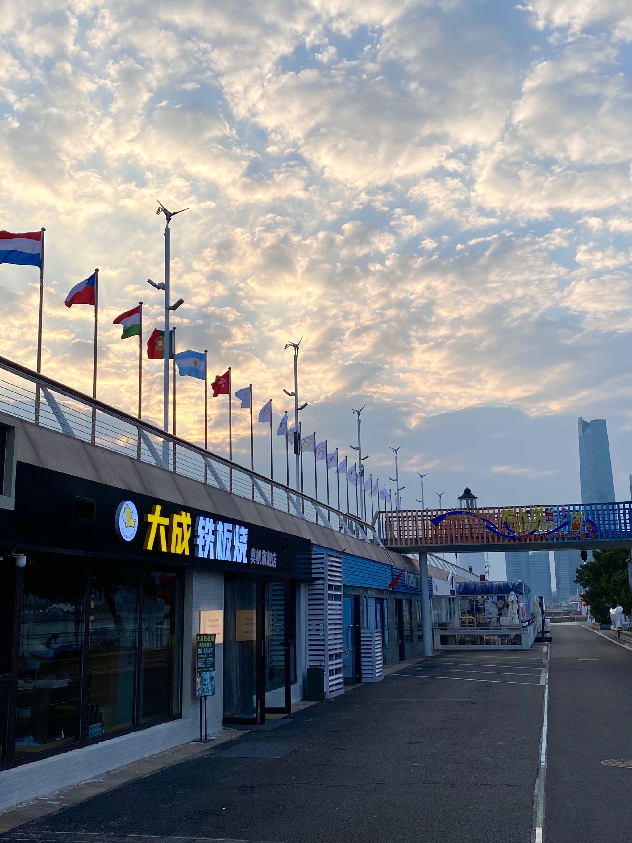 99青岛神话一般存在,
单店撑起李村商圈奥克斯广场,
大成铁板烧