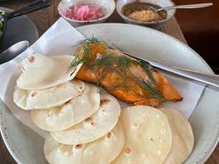 烟熏三文鱼配烤饺子皮和芥末籽酱-BOR Eatery(安福路店)