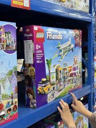 -逝水玩具折扣店