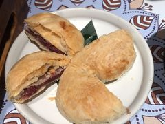 现烤玫瑰鲜花饼-云海肴·汽锅鸡·云南菜(高德置地店)