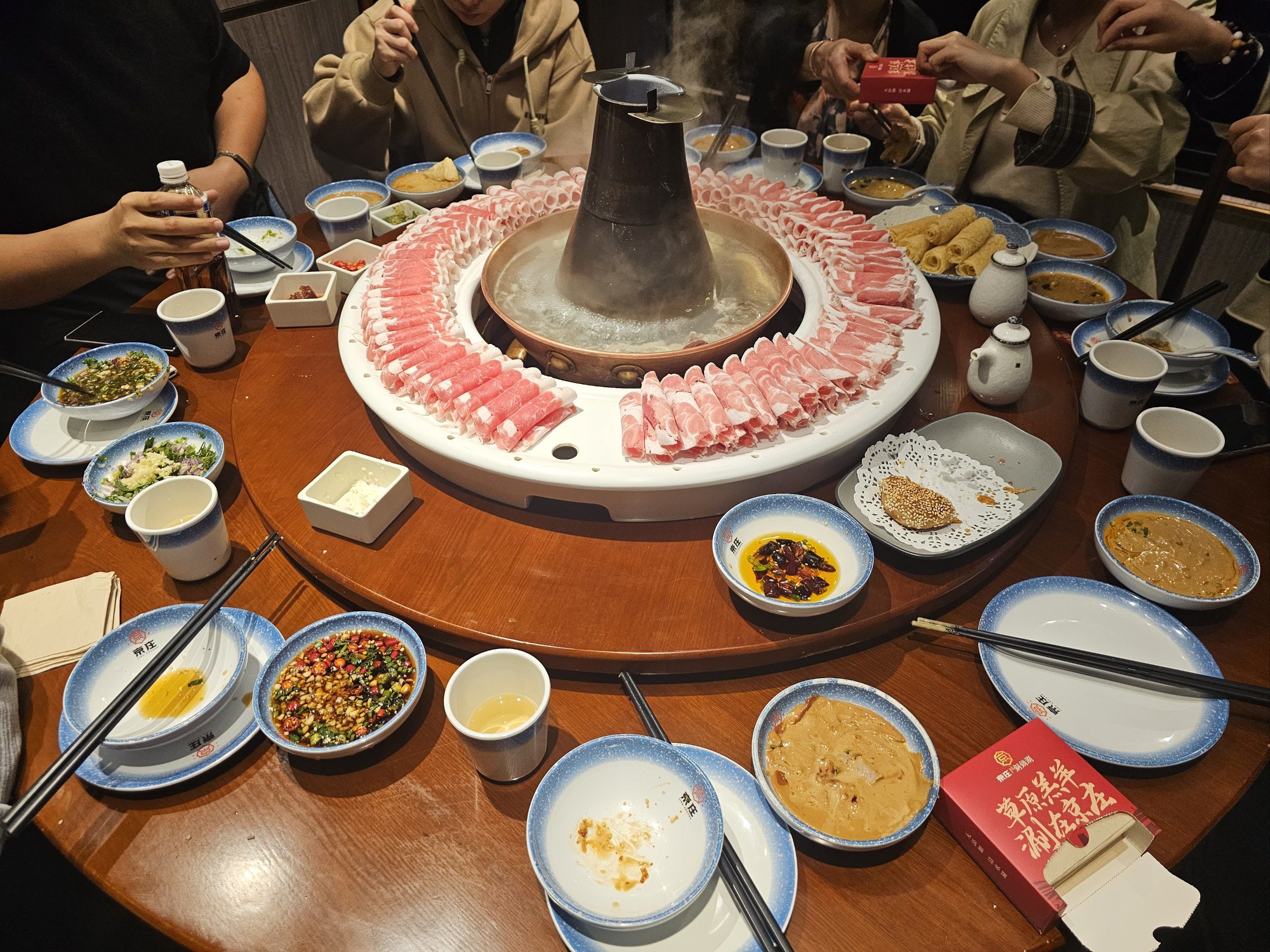 老北京铜锅涮羊肉:传统美食的经典体验