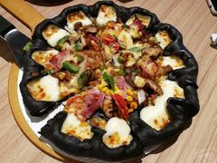 热辣嫩牛芝士黑披萨（芝心）-必胜客(北苑路店)