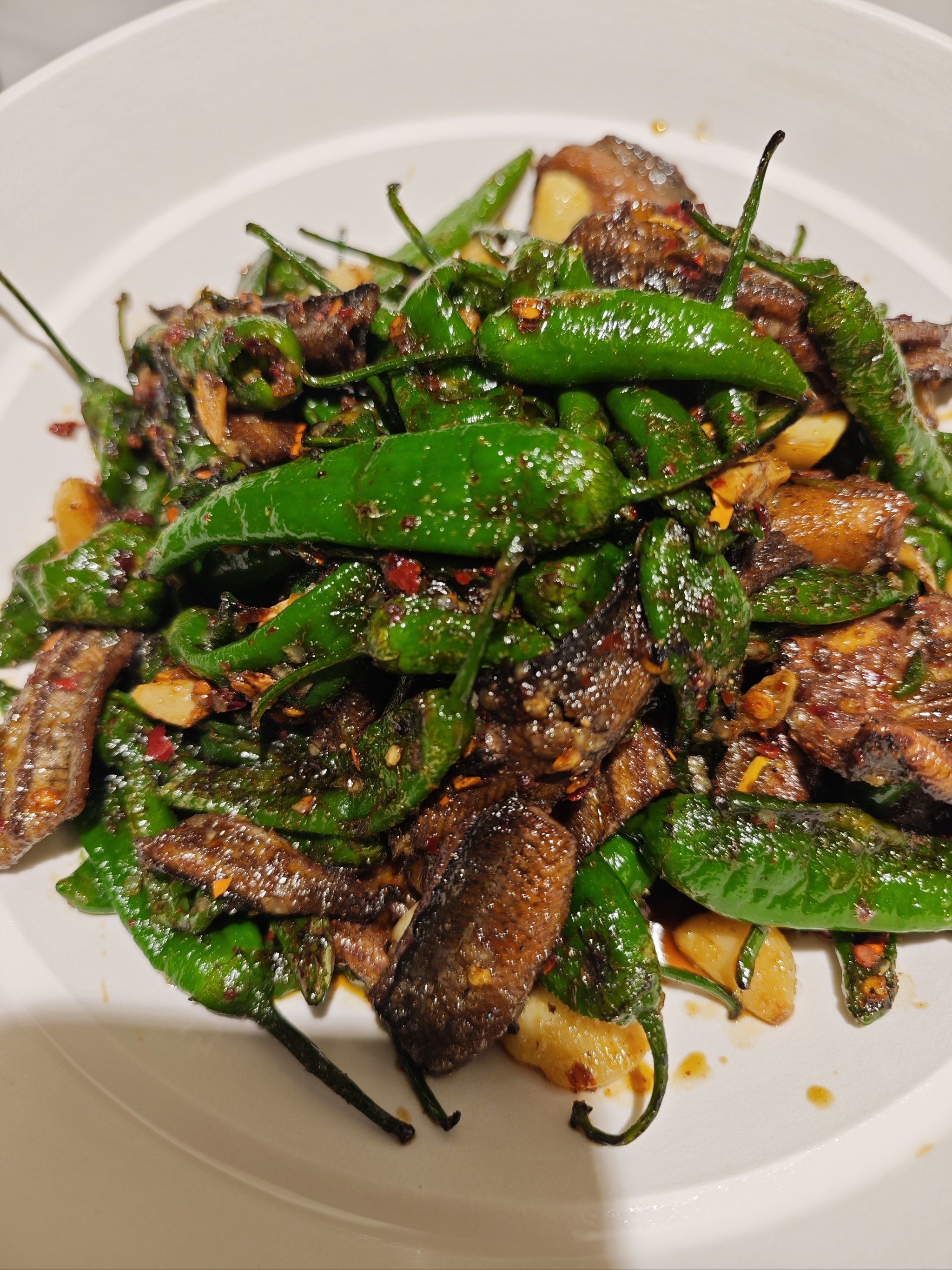 辣条之类的硬菜
[惊叹]点了两个菜「衡东油豆腐」「樟树港辣椒鳝鱼