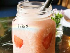 鲜榨菠萝草莓果汁-The Rug Cafe(王府中环店)